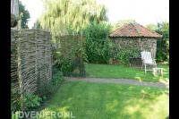 Tuinschermen van gevlochten wilgentenen