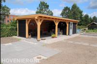 Houten overkapping met schuurtje