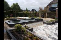 Tuinaanleg met bestrating, vijver en grote houten pergola