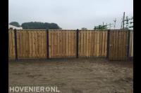 Hout beton schutting met poort