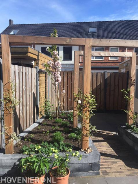 Tuinaanleg met plantenbakken en houten pergola 2