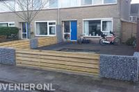 Houten schutting met schanskorf elementen