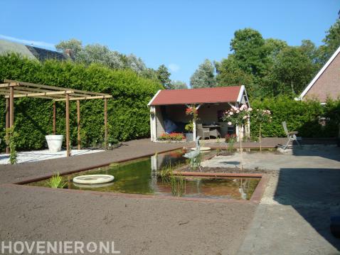 Achtertuin met pergola, vijver, overkapping en ingezaaid gazon 1