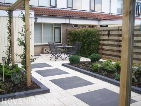 Moderne tuin met houten veranda en pergola 2