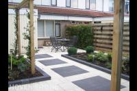 Moderne tuin met houten veranda en pergola 2