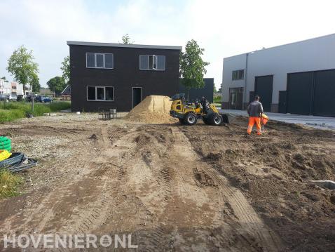 Voorbereidende grondwerkzaamheden met minishovel