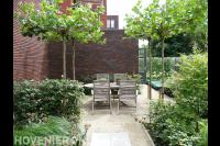 Zithoek met verharding van fijn grind en dakplatanen