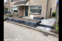 Onderhoudsvriendelijke voortuin met bestrating en plantenbakken