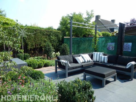 Strakke moderne tuin met overkapping 2