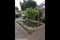 Kleine vijver in achtertuin