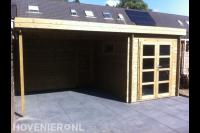 Houten schuurtje met overkapping