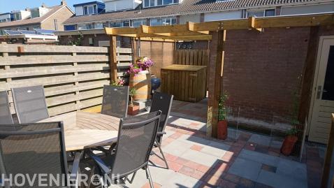 Houten pergola in achtertuin