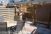 Houten pergola in achtertuin