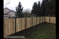 Hout beton schutting plaatsen