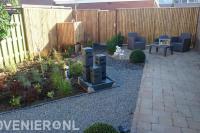 Tuin met ornamenten en groene border