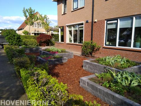 Aanleg nieuwe, onderhoudsvriendelijke voortuin met veel vaste planten