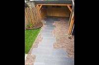 Bestrating van klinkers in waalformaat en natuursteen tegels