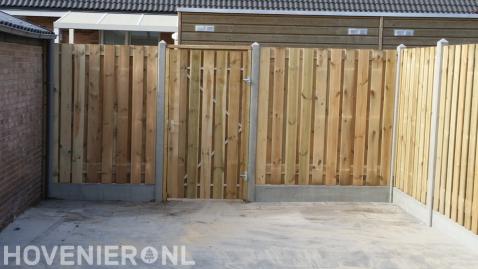 Hout beton schutting met tuinpoort en nieuwe bestrating