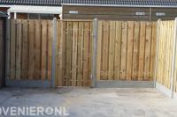 Hout beton schutting met tuinpoort en nieuwe bestrating