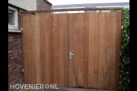 Hardhouten tuinpoort