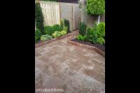 Nieuwe bestrating van siertegels invegen 2