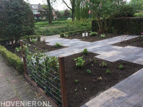 Voortuin aanleggen met bestrating en nieuwe beplanting 2