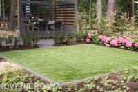 Verschillende planten rondom nieuw gazon van graszoden 1