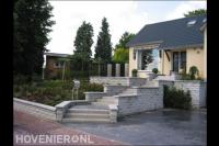 Grote stenen trap naar hoger gelegen woning 2