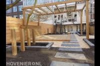 Tuin met bestrating, split en houten vlonder, pergola en schutting 2