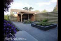 Strakke tuin met Douglas overkapping