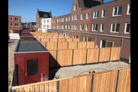 Hout beton schuttingen plaatsen in nieuwbouwwijk