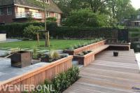 Tuin met terras, gazon en trappetje naar lager gelegen vlonder 2