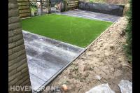 Bestrating van natuursteen tegels en kunstgras