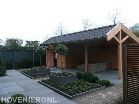 Moderne tuin met houten kapschuur