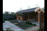 Moderne tuin met houten kapschuur