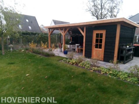 Houten tuinhuis met overkapping