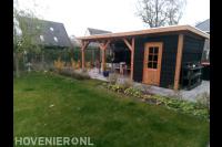 Houten tuinhuis met overkapping