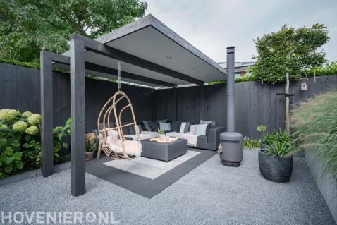 Moderne tuin met overkapping en tuinhaard