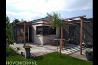 Nieuwe tuin aangelegd met terrassen en schaduw pergola's