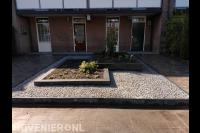 Onderhoudsarme voortuin met bestrating, split en plantenbakken
