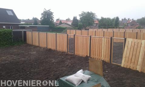 Hout beton schutting met panelen van betongaas