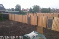 Hout beton schutting met panelen van betongaas