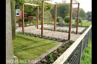 Terras omgeven door grind, pergola en leibomen 2