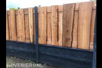 schutting van boomstam planken