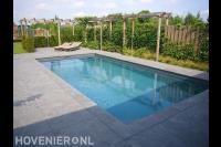 Tuin met zwembad en pergola