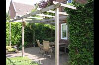 Houten pergola boven terras