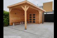 Houten schuurtje met overkapping