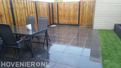 Tuinaanleg met terras, kunstgras en hout beton schutting