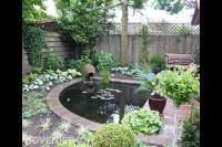 Tuin met houten overkapping, vlonder en vijver 2