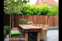 Strakke achtertuin met vijver en hardhouten schutting 2